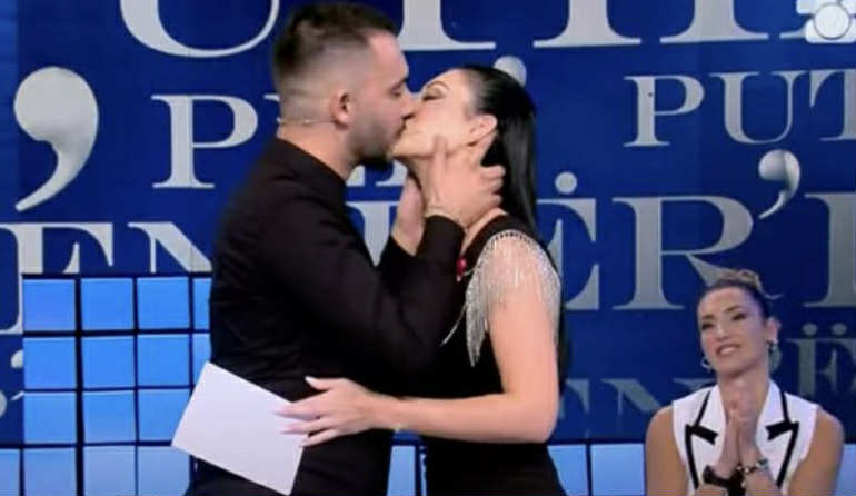 Puthja e parë në “Për’puthen”, Stelina surprizon Kejsin në ditën e tij të lindjes