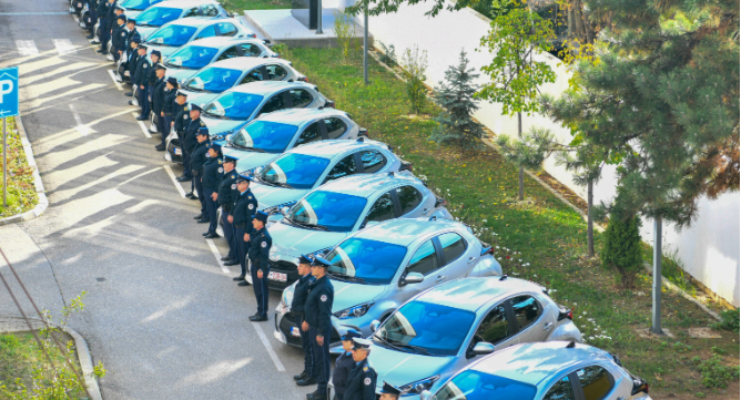 Policia e Kosovës pajis sektorët e policëve të lagjes me 19 vetura të reja hibride