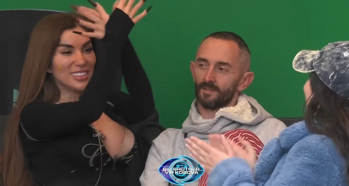 Bia e puth në kokë Arditin pasi ia këndoi këngën  Kuq e Zi 