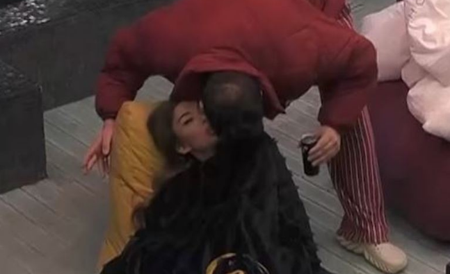 Bia dhe Kushtrimi shkëmbejnë puthje