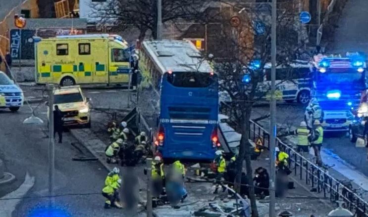 Kaos në Stokholm  Autobusi shkatërron stacionin  disa të plagosur rëndë
