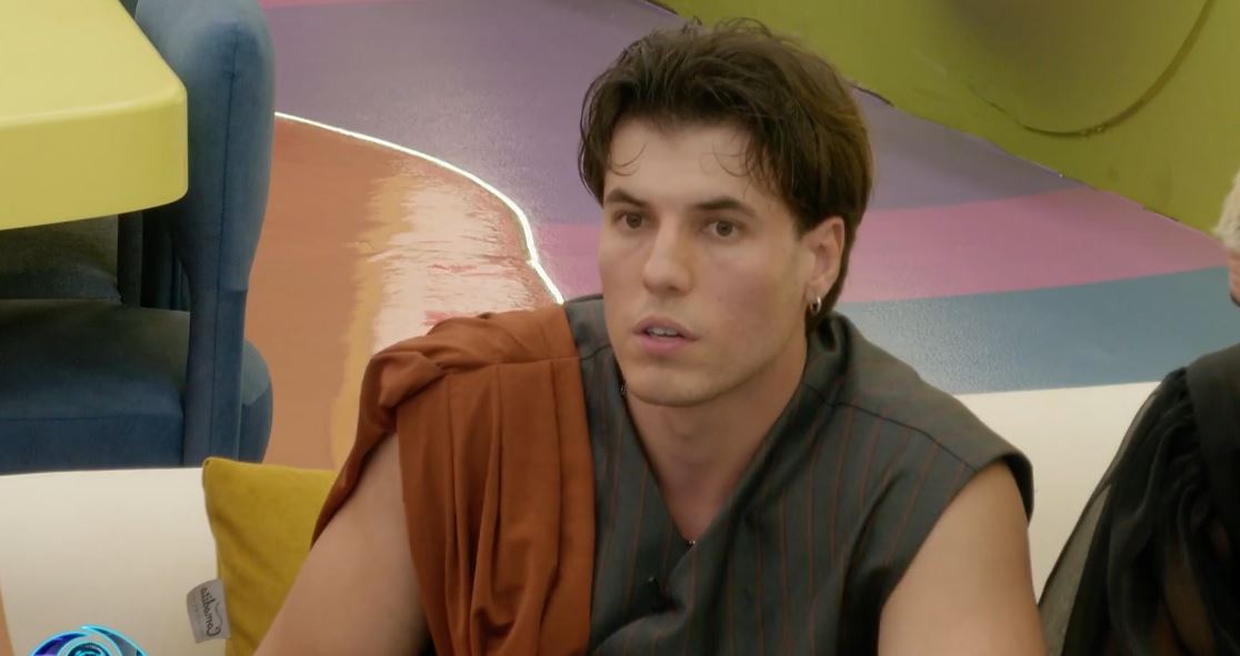 Klodi ia plas fytyrës Toneyt  Benita rri me ty  por mendjen e ka tek unë