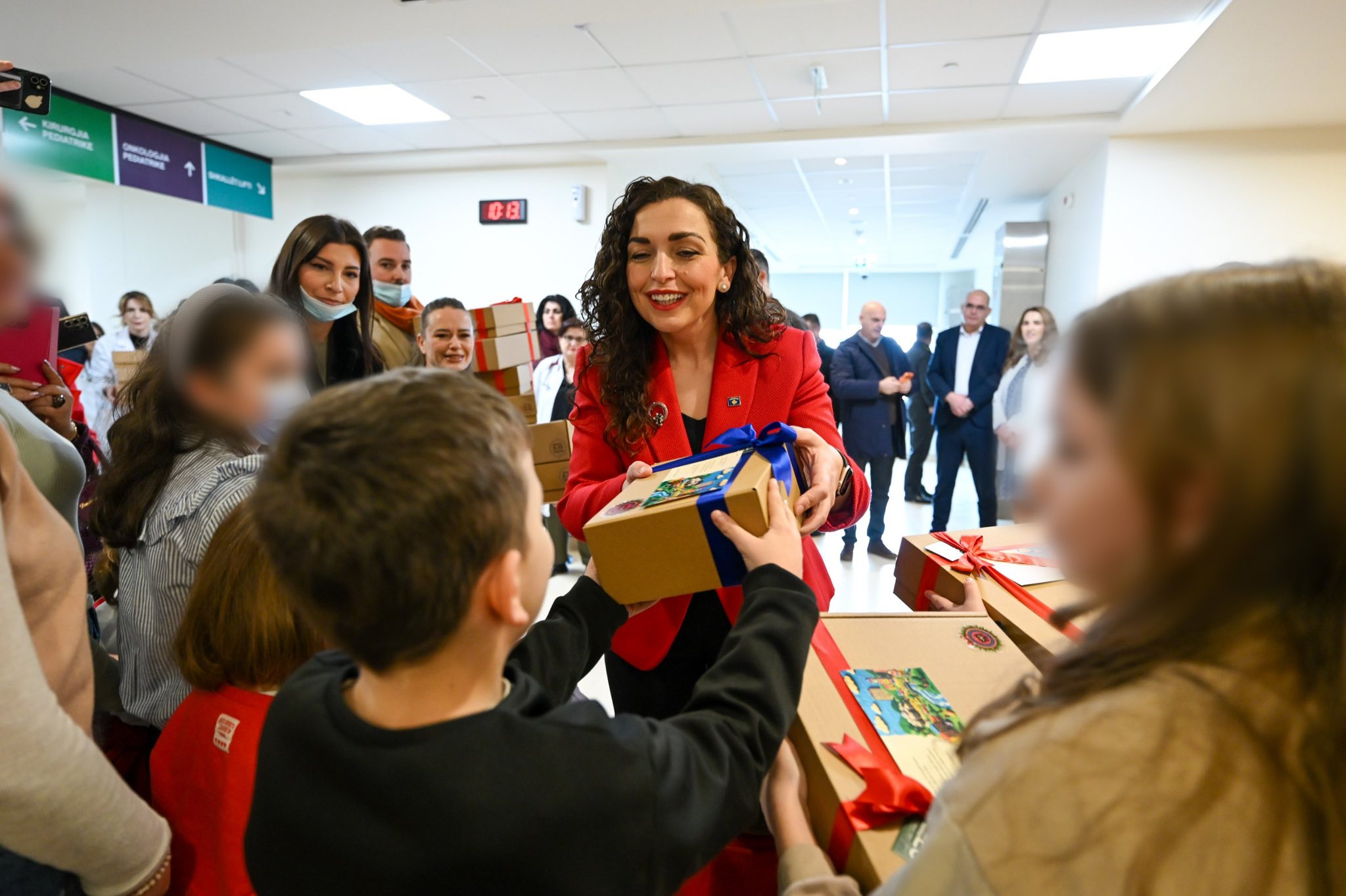 Presidentja u dërgon dhurata fëmijëve në repartin e hemato onkologjisë