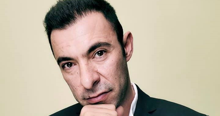 Kështu maskohet Vedat Bajrami në aeroplan