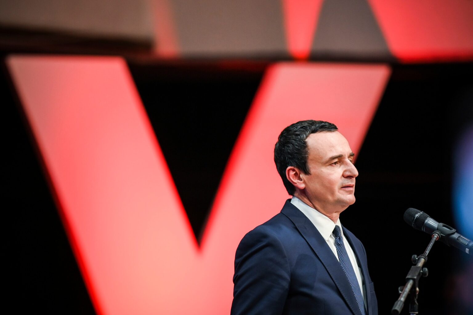 Paga e 13 të për punëtorët e sektorit publik  Kurti tregon se kur mund ta marrin