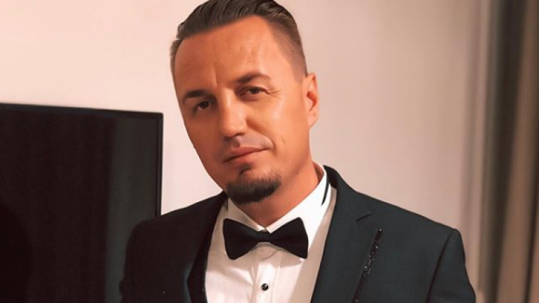 Blero kapet mat me të dashurën e re në një mbrëmje festive