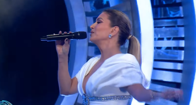 Leonora Jakupi ndez skenën e BBVK së  performon hitin e saj më të ri