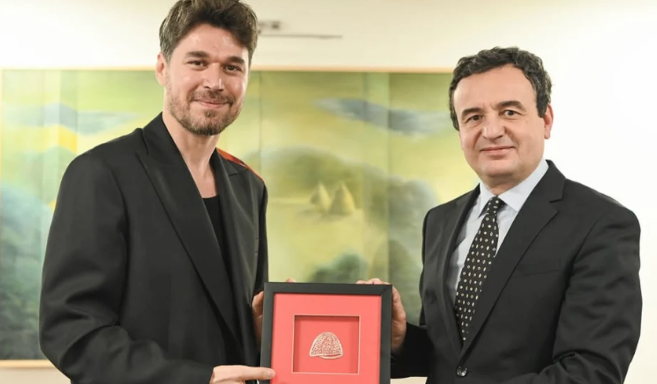 Pas katër netësh koncert në Prishtinë  Alban Skënderaj mirëpritet nga Kurti