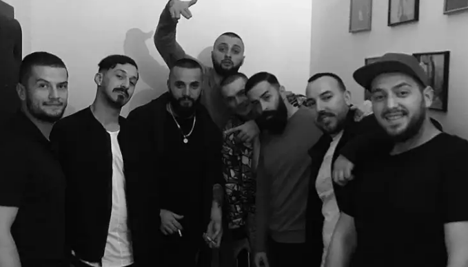 Rikthehen Babastars  High 10  ndez skenën muzikore