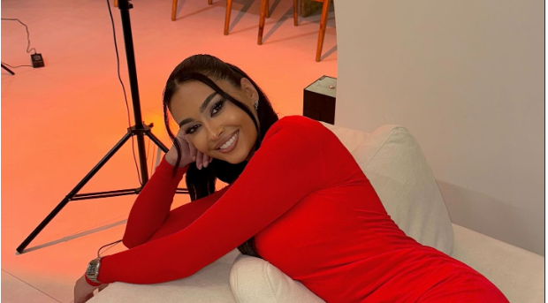 Adrola Dushi rrëmben të gjitha zemrat me fustan të kuq