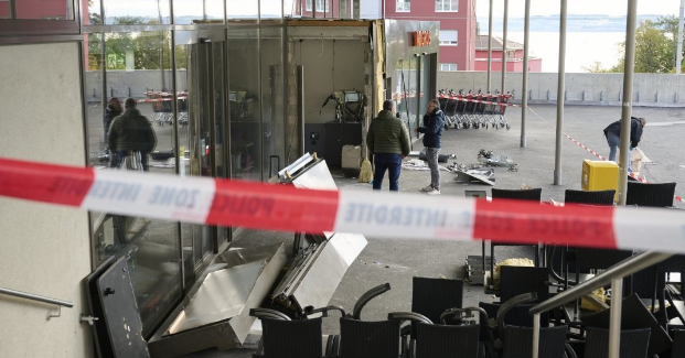 Shpërthejnë dy bankomatë në Zvicër  Shpërndahen kartëmonedha 200 frangëshe