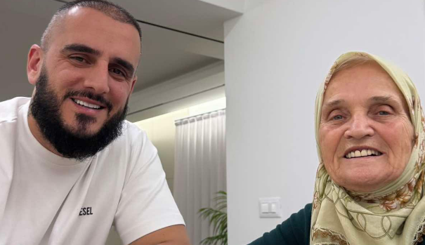 Gold Ag sjell foton më të ëmbël me nënën e tij