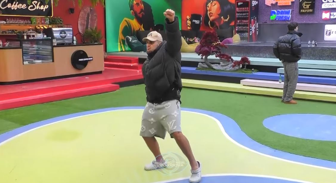 Edi me kërcim sensual qysh në mëngjes