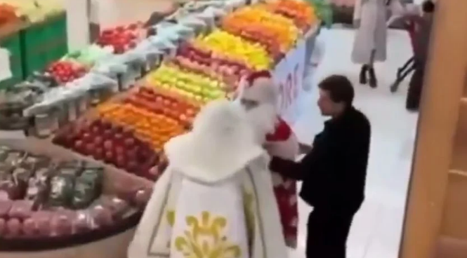 Plas sherri mes dy babadimrave në një market