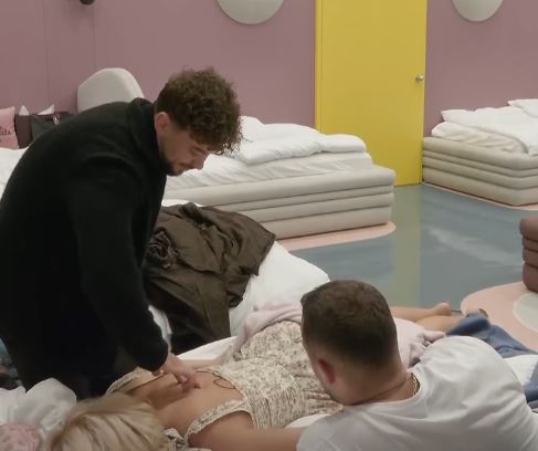 Toney masazhon Dolcen në sy të Edit