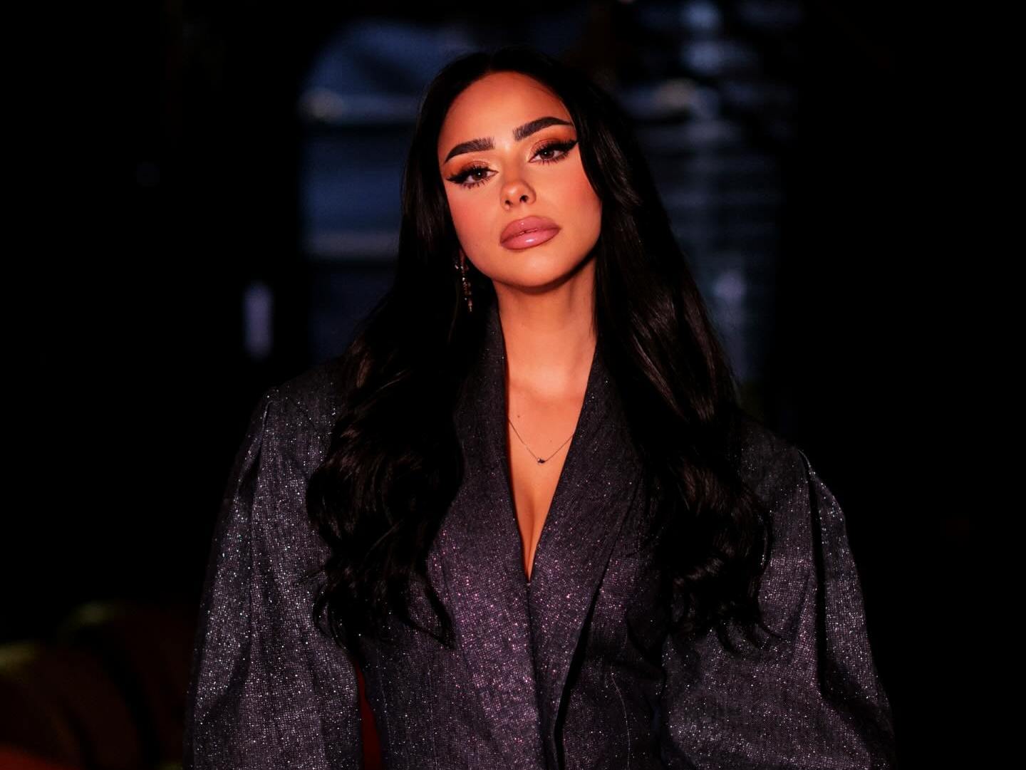 Me këmbë përpjetë  Egli jep lajmin e madh