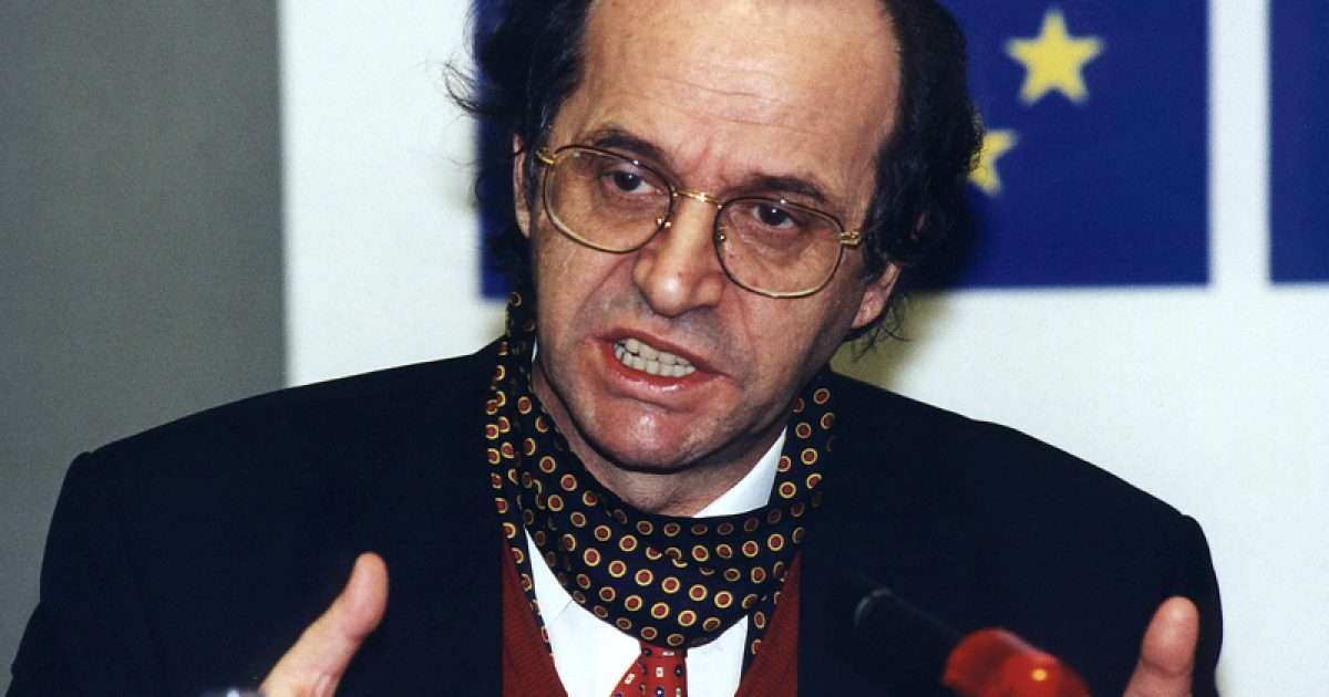 Spiropali shkruan për Rugovën  Nuk udhëhiqej nga turmat  i udhëhiqte ato nga errësira drejt dritës