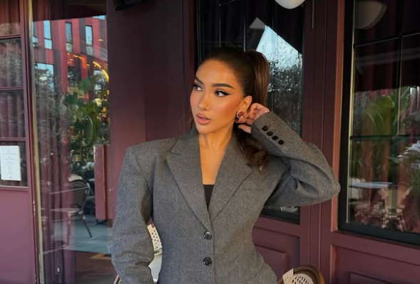 Kristell mahnit me fustanin elegant të dantellës