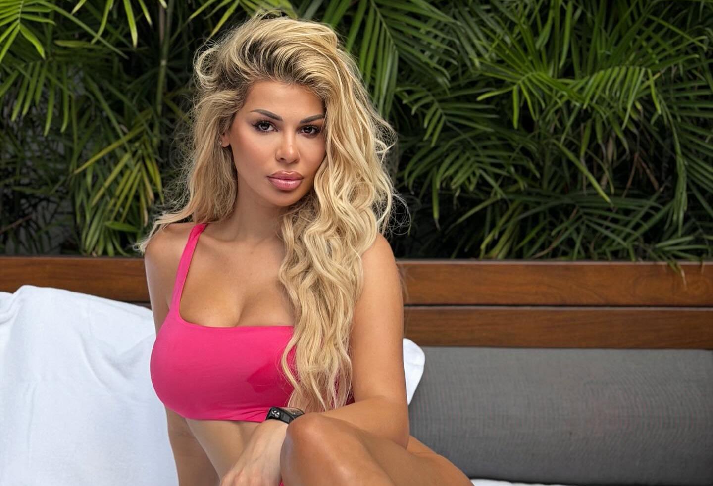 Luana ndez rrjetin me pamje të zjarrta në bikini