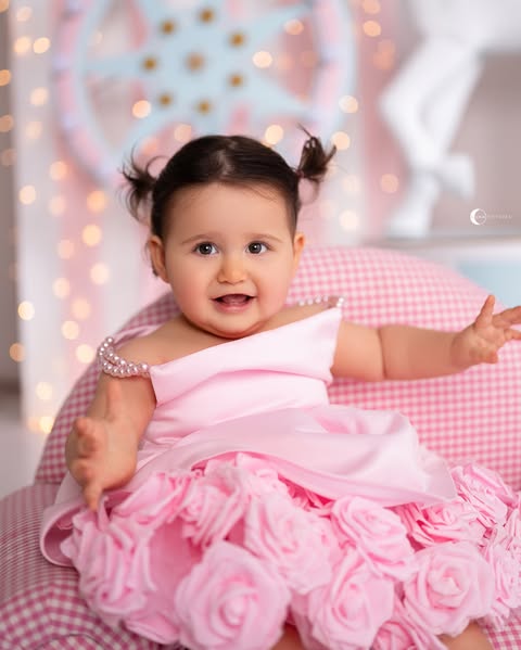 Festë në familjen e Albanit dhe Fjollës  Andrra mbush një vit jetë