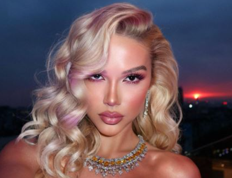 Sara e nxjerr gjoksin në fushë   bombardon  rrjetin