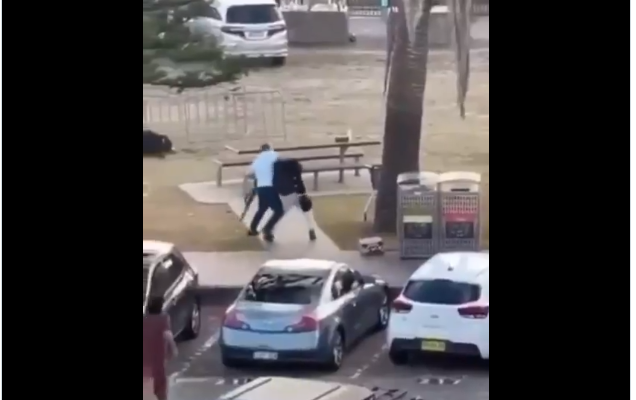 10 të vrarë nga sulmi me armë zjarri në Sydney  momenti kur qytetari hero neutralizon autorin