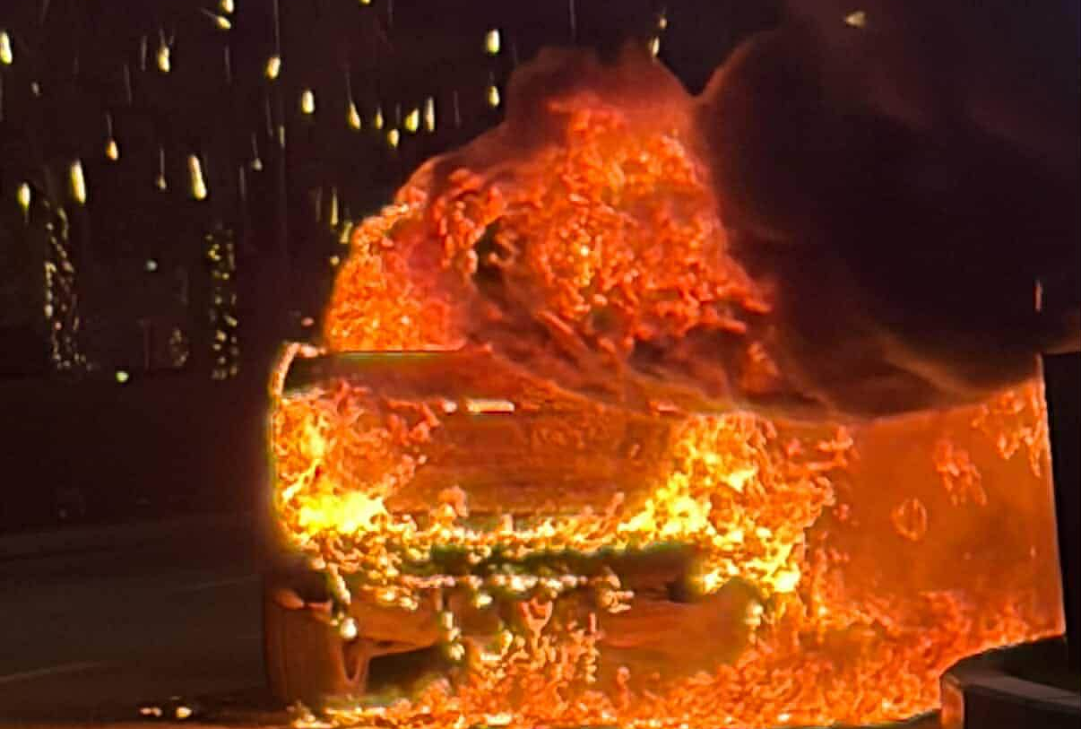 Digjet një veturë pranë  Prishtina Mall 