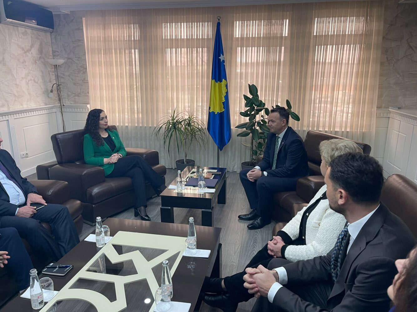 Osmani në Mitrovicë për ta uruar Pecin  Flet për sovranitet në veri  e për investime të shumta