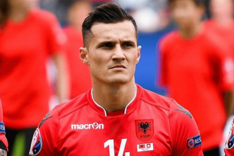 Taulant Xhaka  Fanela kuqezi është nder dhe krenari   më e bukura në botë
