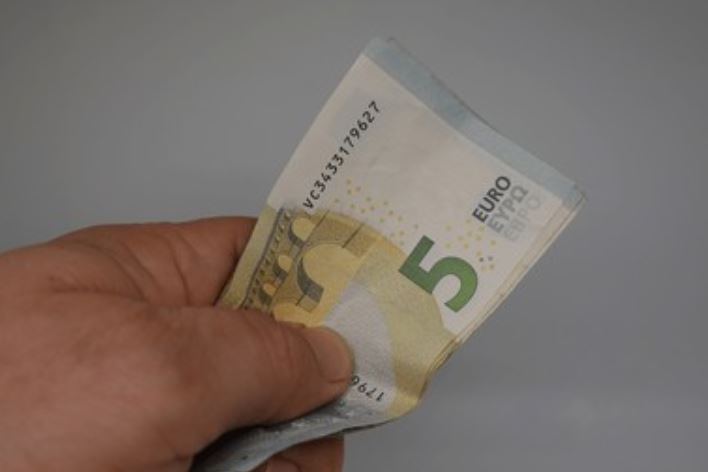 I ofroi ryshfet 5 euro policit në kufi  arrestohet i dyshuari