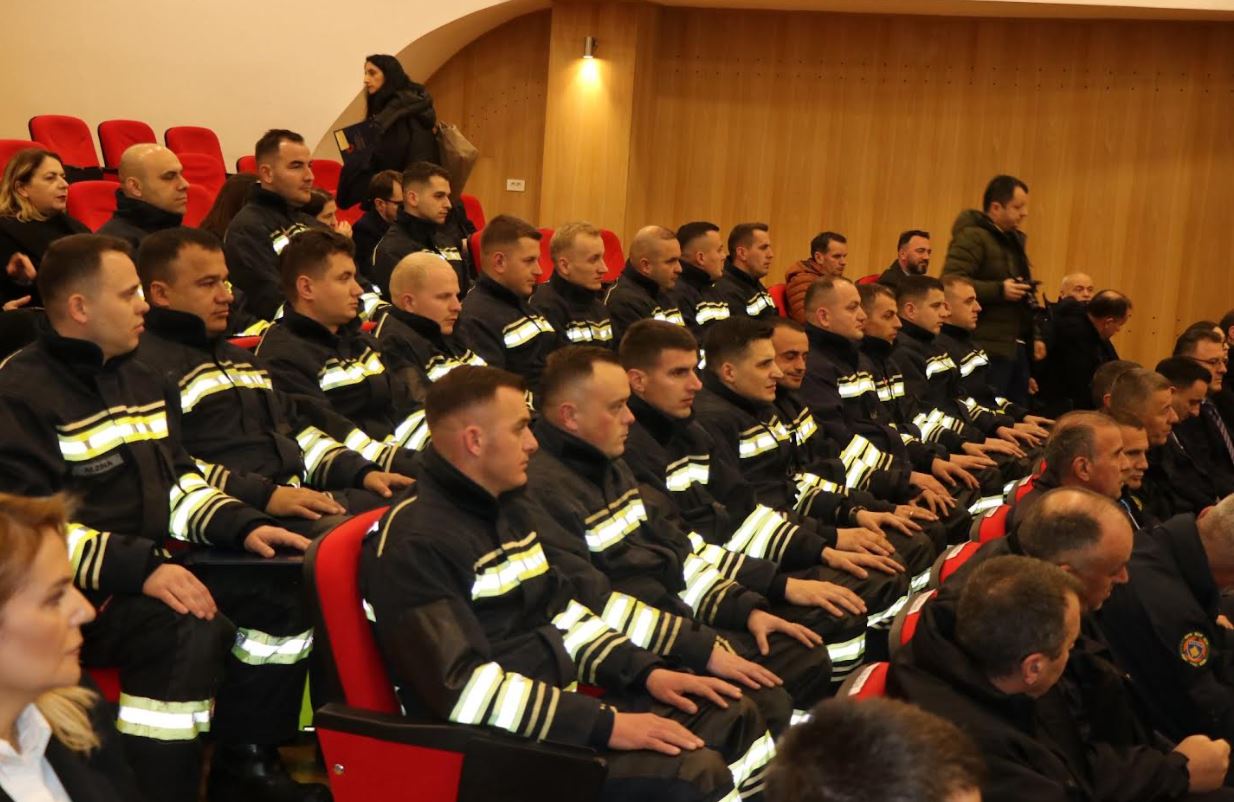 Diplomojnë 21 kadetët që përfunduan trajnimin profesional për zjarrfikës