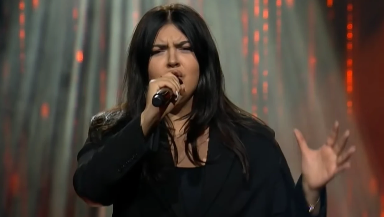 19 vjeçarja nga Kosova mahnit në skenën e  The Voice of Finland  me zërin e saj