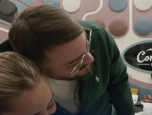 E papritur  Limi përqafon Elijonën