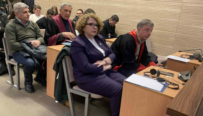 Rezerva shtetërore  Mbyllet për publikun seanca e parë ndaj Rozeta Hajdarit dhe tre të tjerëve