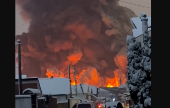 Zjarr i madh në një objekt në Gjakovë