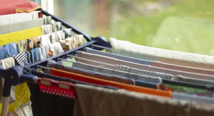 myk-dhe-lageshti-rreziku-nga-tharja-e-rrobave-brenda-shtepise