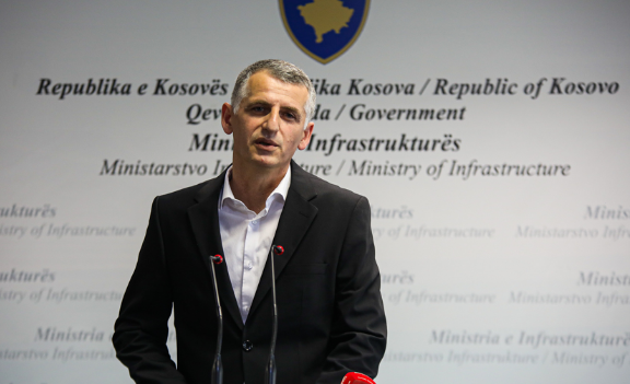 Durmishi njofton për gjendjen e rrugëve pas reshjeve të shiut dhe borës