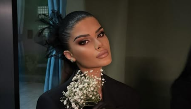 Eronita e Bleros fotografohet nga banjo  vë në fokus të pasmet