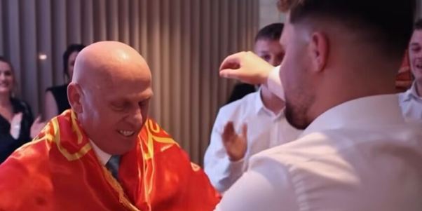 Gjenerali Bashkim Jashari vallëzon me flamurin e UÇK së në fejesën e Hamzës së ri