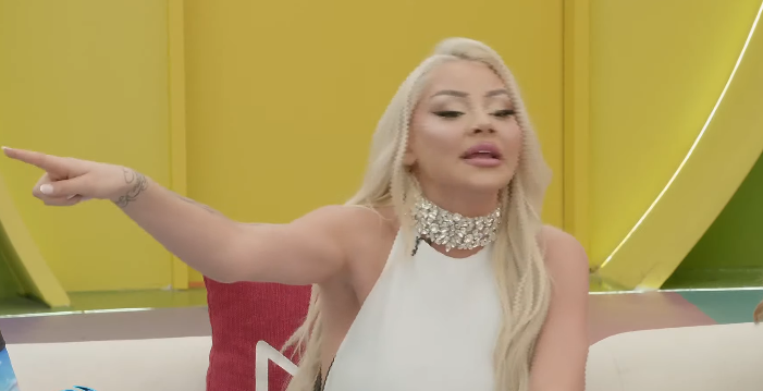  Shkon pas meshkujve për para   publikohen pamjet kur Benita reagon ashpër në të qara pas deklaratave të Klodit