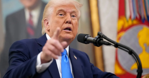 Trump kërcënon sërish Iranin  Flota jonë është gati 