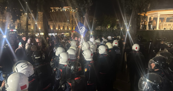 Protestuesit tentojnë të futen brenda në Kuvendin e Shqipërisë  deputetët përplasen me policinë