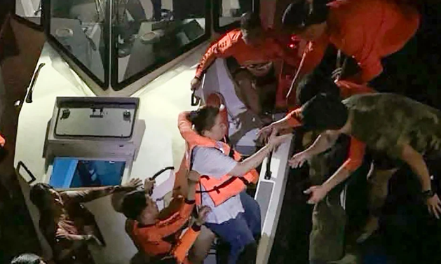 15 të vdekur pas fundosjes së tragetit në Filipine