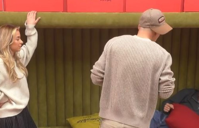 Debat mes  treshit përsheshit   Klodi i kthehet ashpër Elijonës  Mos u përziej