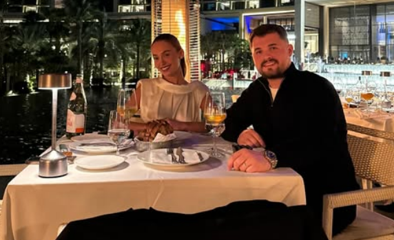 Hamëz Jashari pas fejesës  kështu po i kalon netët romantike në Dubai