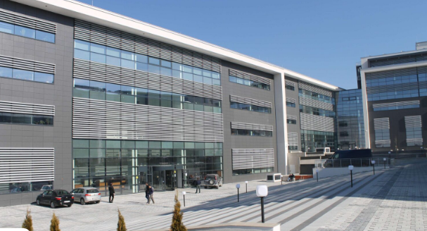 Raportohet se një i paraburgosur është hedhur nga kati i dytë i gjykatës  duke tentuar të arratiset