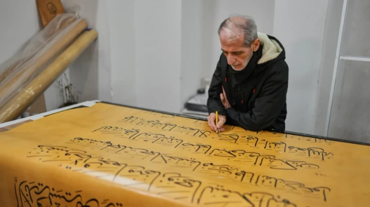 Kaligrafi irakian përfundon dorëshkrimin e Kuranit  pas gjashtë vitesh përkushtim