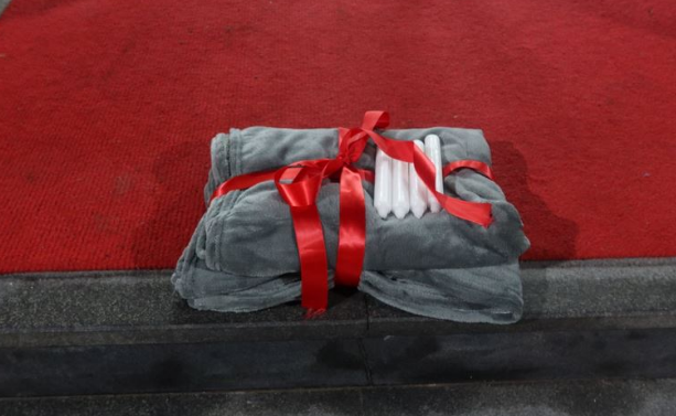 Rinia e PDK së  thumbon  Kurtin  vendos qebe e qirinj para Qeverisë