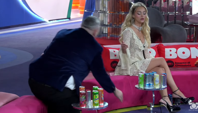 A ka njohje nga jashtë mes Rogertit dhe Selinës    Përplasje e fortë mes tyre gjatë spektaklit