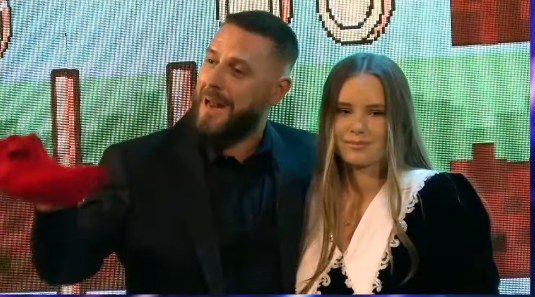 Mirin vizitohet nga vajza   Të duam shumë  fitoret mos i ndaj me të tjerët 